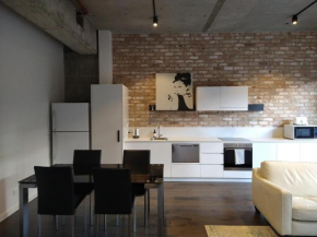 Brand New Spacious Woden Apartment - KingBed&WiFi